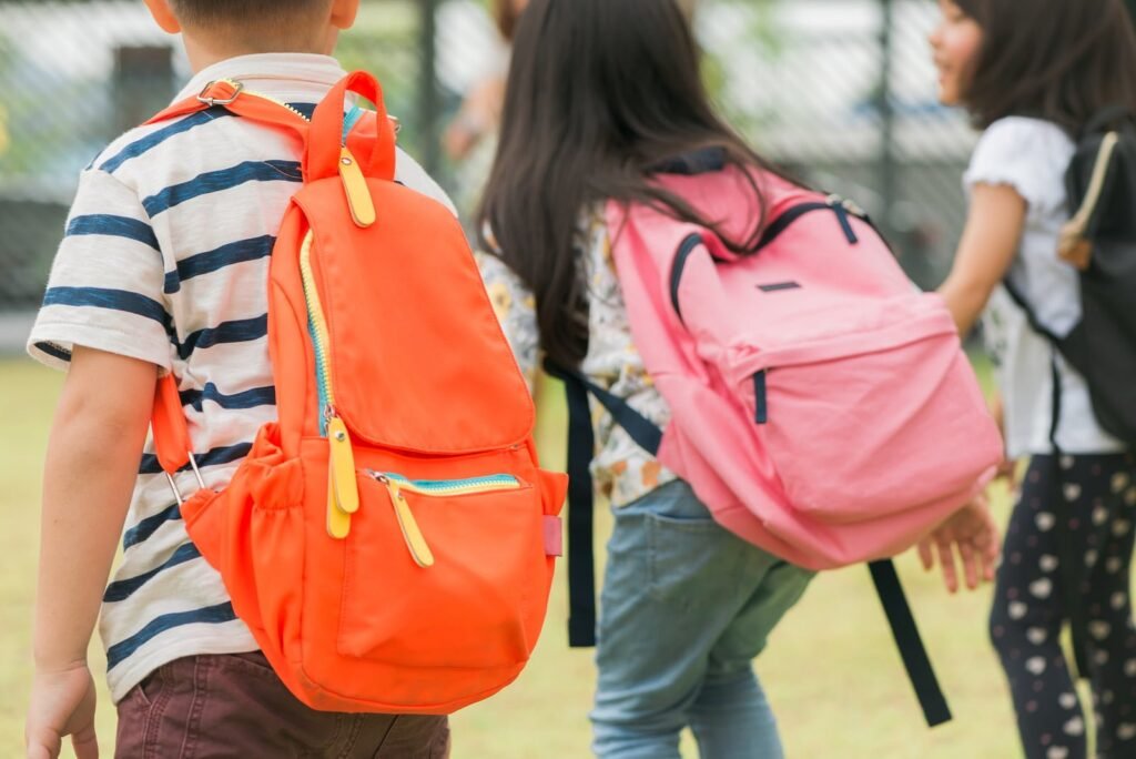 heavy school bag cause back pain